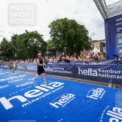 29.06.2025 - hella hamburg halbmarathon Zöllner http://msf.ph/oto/8421190 29.06.2025 10:31:47 Ziel 5187, 13606, 18102 meine-sportfotos.de