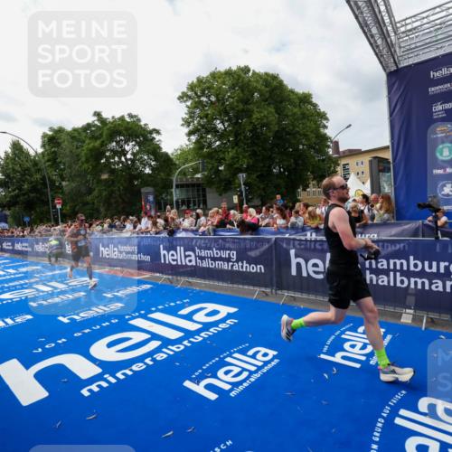 29.06.2025 - hella hamburg halbmarathon Zöllner http://msf.ph/oto/8421216 29.06.2025 10:31:48 Ziel 5187, 13606, 18102 meine-sportfotos.de