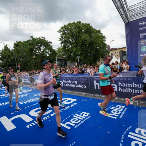 29.06.2025 - hella hamburg halbmarathon Zöllner http://msf.ph/oto/8421219 29.06.2025 10:53:38 Ziel 1030, 1061, 1098, 1499, 1502, 1783, 2070, 2630, 3399, 3819, 5866, 6628, 6762, 10549, 12632, 13865, 15061, 15113, 15497, 15856, 17710, 18450, 18612, 18666, 18715 meine-sportfotos.de
