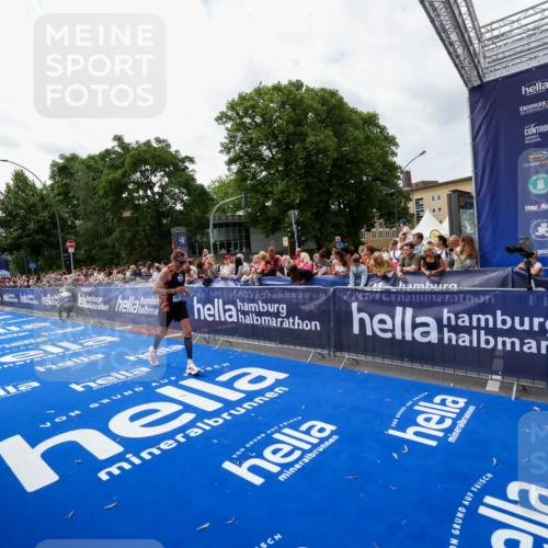 29.06.2025 - hella hamburg halbmarathon Zöllner http://msf.ph/oto/8421239 29.06.2025 10:31:48 Ziel 5187, 13606, 18102 meine-sportfotos.de