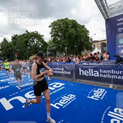 29.06.2025 - hella hamburg halbmarathon Zöllner http://msf.ph/oto/8421253 29.06.2025 10:53:39 Ziel 1030, 1061, 1098, 1499, 1502, 1783, 2058, 2070, 2630, 3399, 3819, 6628, 6762, 10549, 11604, 12632, 13865, 15061, 15113, 15497, 15856, 16092, 18143, 18450, 18612, 18666, 18715 meine-sportfotos.de