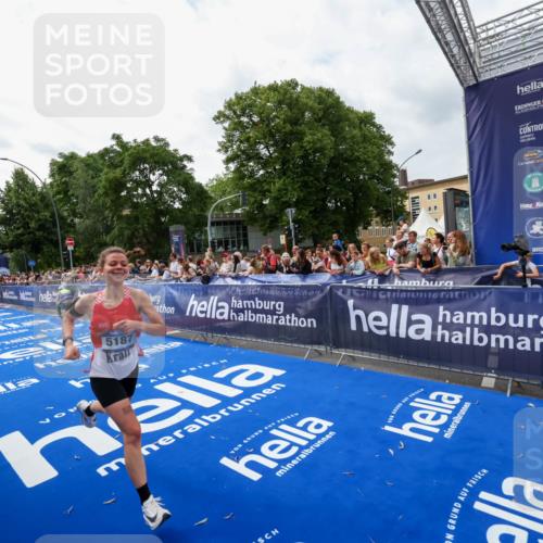29.06.2025 - hella hamburg halbmarathon Zöllner http://msf.ph/oto/8421309 29.06.2025 10:31:53 Ziel 3935, 5187, 10927, 11929 meine-sportfotos.de