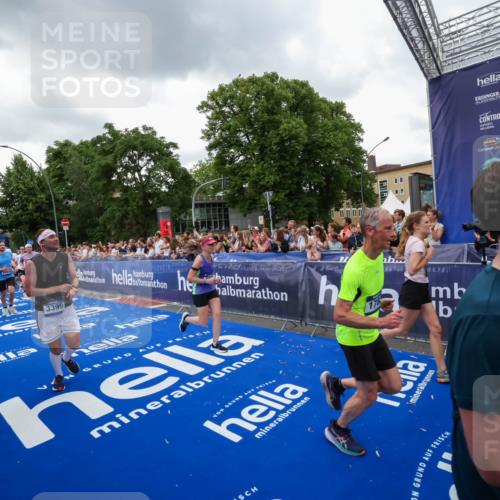 29.06.2025 - hella hamburg halbmarathon Zöllner http://msf.ph/oto/8421320 29.06.2025 10:53:41 Ziel 1030, 1098, 1502, 1783, 2058, 2630, 3399, 3819, 5399, 6628, 6762, 10549, 10895, 11588, 11589, 11604, 12632, 13865, 15061, 15113, 15441, 15856, 16092, 17482, 18143, 18612, 18666, 18715 meine-sportfotos.de