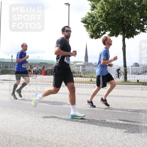 29.06.2025 - hella hamburg halbmarathon Lena Gebhardt http://msf.ph/oto/8421325 29.06.2025 10:27:44 Lombardsbrücke 9681, 1148, 2080, 3389, 4372, 5177, 5285, 5825, 5847, 6214, 6632, 7497, 7764, 7944, 7978, 8085, 9567, 9688, 10158, 10412, 10413, 11256, 11692, 11739, 11766, 12500, 12780, 12823, 13043, 13860, 14206, 15607, 16569, 16804, 16838, 17427, 17791, 18012, 18097, 18301, 18626, 18766 meine-sportfotos.de