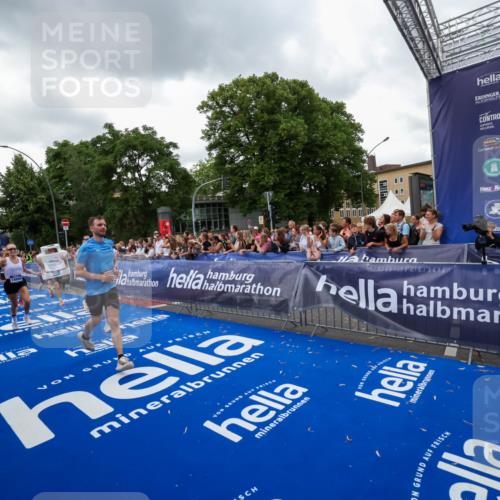 29.06.2025 - hella hamburg halbmarathon Zöllner http://msf.ph/oto/8421340 29.06.2025 10:53:43 Ziel 1502, 2058, 2082, 2518, 2630, 3399, 3819, 5399, 6762, 10549, 10895, 11588, 11589, 11604, 12632, 13865, 14702, 14818, 15061, 15441, 15856, 16092, 17482, 18143, 18514, 18666, 18715 meine-sportfotos.de