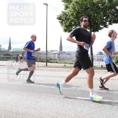 29.06.2025 - hella hamburg halbmarathon Lena Gebhardt http://msf.ph/oto/8421358 29.06.2025 10:27:44 Lombardsbrücke 462, 1148, 2080, 3389, 4372, 5177, 5285, 5825, 5847, 6214, 6632, 7497, 7764, 7944, 7978, 8085, 9567, 9688, 10158, 10412, 10413, 11256, 11692, 11739, 11766, 12500, 12780, 12823, 13043, 13860, 14206, 15607, 16569, 16804, 16838, 17427, 17791, 18012, 18097, 18301, 18626, 18766 meine-sportfotos.de