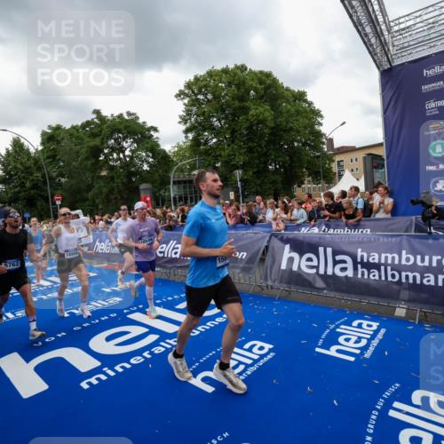 29.06.2025 - hella hamburg halbmarathon Zöllner http://msf.ph/oto/8421364 29.06.2025 10:53:43 Ziel 1502, 2058, 2082, 2518, 2630, 3399, 3819, 5399, 6762, 10549, 10895, 11588, 11589, 11604, 12632, 13865, 14702, 14818, 15061, 15441, 15856, 16092, 17482, 18143, 18514, 18666, 18715 meine-sportfotos.de