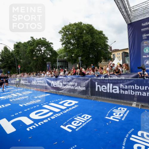 29.06.2025 - hella hamburg halbmarathon Zöllner http://msf.ph/oto/8421386 29.06.2025 10:31:55 Ziel 3935, 10927, 11929 meine-sportfotos.de
