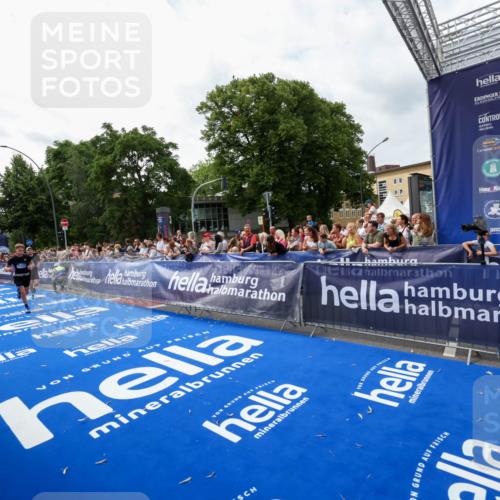 29.06.2025 - hella hamburg halbmarathon Zöllner http://msf.ph/oto/8421398 29.06.2025 10:31:55 Ziel 3935, 10927, 11929 meine-sportfotos.de