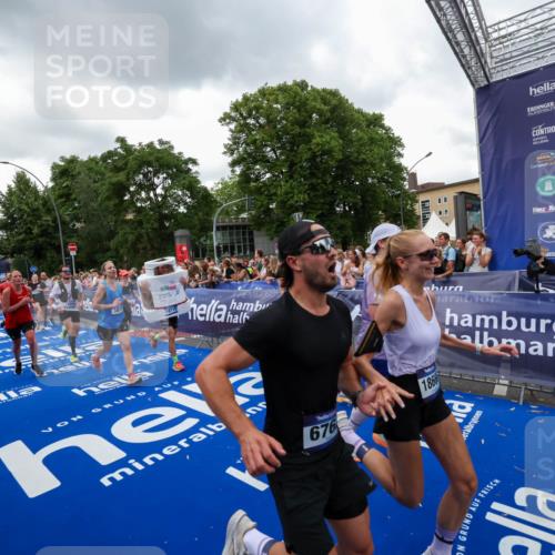 29.06.2025 - hella hamburg halbmarathon Zöllner http://msf.ph/oto/8421402 29.06.2025 10:53:44 Ziel 1502, 2058, 2082, 2518, 2630, 3819, 5399, 6762, 8335, 10549, 10895, 11588, 11589, 11604, 12632, 13865, 14702, 14818, 15061, 15441, 15856, 16092, 17482, 18143, 18514, 18666, 18715 meine-sportfotos.de