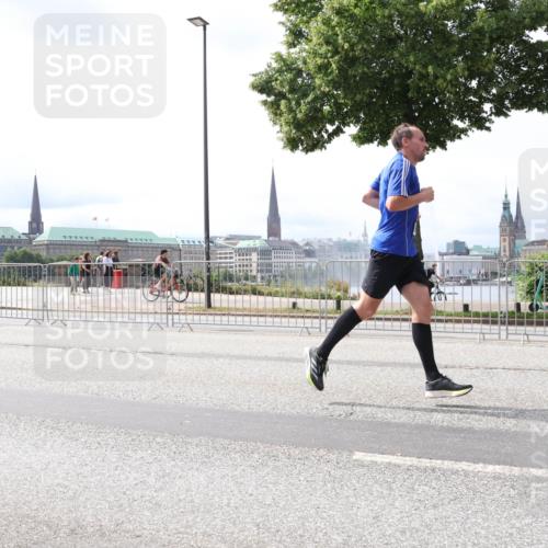 29.06.2025 - hella hamburg halbmarathon Lena Gebhardt http://msf.ph/oto/8421435 29.06.2025 10:27:45 Lombardsbrücke 1148, 2080, 3389, 4372, 5177, 5285, 5825, 5847, 6214, 6632, 7497, 7764, 7978, 8085, 9567, 9688, 10158, 10412, 10413, 11256, 11692, 11739, 11766, 12500, 12780, 12823, 13043, 13860, 14206, 15607, 15608, 16569, 16804, 16838, 17427, 17791, 18012, 18097, 18301, 18626, 18766 meine-sportfotos.de