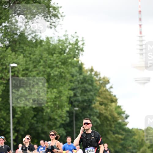 29.06.2025 - hella hamburg halbmarathon Dr. Thomas Lammeyer http://msf.ph/oto/8421445 29.06.2025 10:47:28 Kennedybrücke 1150, 1226, 1310, 1467, 1656, 2450, 2580, 2971, 3283, 3764, 4105, 4334, 4353, 4891, 4892, 5268, 5755, 6764, 7515, 7557, 8161, 8233, 8435, 9304, 10008, 10536, 10734, 10899 meine-sportfotos.de