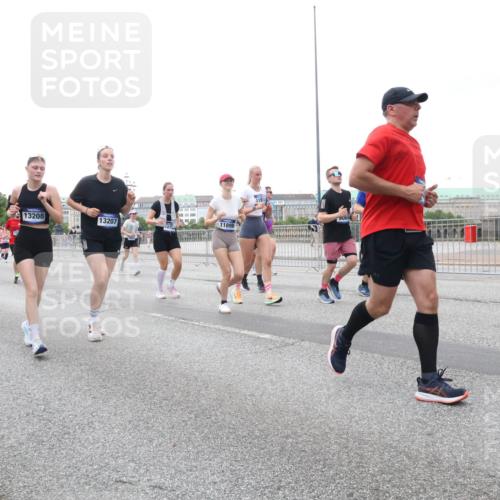 29.06.2025 - hella hamburg halbmarathon Lena Gebhardt http://msf.ph/oto/8421456 29.06.2025 10:52:36 Lombardsbrücke 17002, 5360, 13208, 90681, 13207, 11899, 1369, 1826, 2146, 2362, 2420, 2528, 2983, 3140, 3227, 3645, 4273, 4436, 4591, 4729, 4815, 5262, 5360, 6386, 6403, 6404, 6406, 6671, 6985, 7032, 7511, 7690, 7691, 7735, 7737, 7812, 8194, 8196, 8641, 9068, 9070, 9103, 9368, 9545, 9731, 10055, 10080, 10296, 10342, 10392, 10600, 10634, 10879, 10884, 10928, 10981, 11084, 11126, 11127, 11297, 11736, 11899, 11919, 11974, 12127, 12128, 12546, 12558, 12994, 14009 meine-sportfotos.de