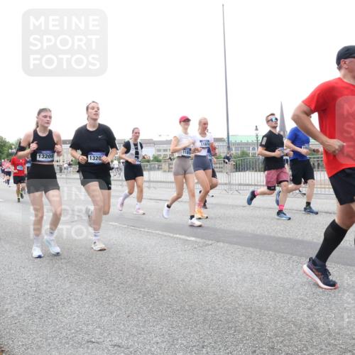 29.06.2025 - hella hamburg halbmarathon Lena Gebhardt http://msf.ph/oto/8421465 29.06.2025 10:52:36 Lombardsbrücke 17002, 13208, 11974, 1320, 973, 1369, 1826, 2146, 2362, 2420, 2528, 2983, 3140, 3227, 3645, 4273, 4436, 4591, 4729, 4815, 5262, 5360, 6386, 6403, 6404, 6406, 6671, 6985, 7032, 7511, 7690, 7691, 7735, 7737, 7812, 8194, 8196, 8641, 9068, 9070, 9103, 9368, 9545, 9731, 10055, 10080, 10296, 10342, 10392, 10600, 10634, 10879, 10884, 10928, 10981, 11084, 11126, 11127, 11297, 11736, 11899, 11919, 11974, 12127, 12128, 12546, 12558, 12994, 14009 meine-sportfotos.de