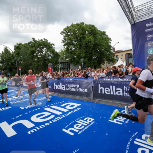 29.06.2025 - hella hamburg halbmarathon Zöllner http://msf.ph/oto/8421466 29.06.2025 10:53:46 Ziel 2058, 2082, 2518, 2630, 3819, 5399, 5607, 6877, 7177, 8285, 8335, 10895, 11588, 11589, 11604, 12632, 13865, 14702, 14818, 15061, 15441, 16092, 17482, 18143, 18514, 18715 meine-sportfotos.de