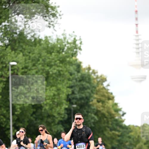 29.06.2025 - hella hamburg halbmarathon Dr. Thomas Lammeyer http://msf.ph/oto/8421468 29.06.2025 10:47:29 Kennedybrücke 1150, 1226, 1310, 1467, 2450, 2580, 2971, 3283, 3764, 4105, 4177, 4334, 4353, 4891, 4892, 5268, 5755, 6764, 7515, 7557, 8161, 8233, 8435, 9304, 10008, 10536, 10899 meine-sportfotos.de