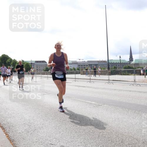 29.06.2025 - hella hamburg halbmarathon Lena Gebhardt http://msf.ph/oto/8421475 29.06.2025 10:27:45 Lombardsbrücke 8056, 18012, 1148, 2080, 3389, 4372, 5177, 5285, 5825, 5847, 6214, 6632, 7497, 7764, 7978, 8085, 9567, 9688, 10158, 10412, 10413, 11256, 11692, 11739, 11766, 12500, 12780, 12823, 13043, 13860, 14206, 15607, 15608, 16569, 16804, 16838, 17427, 17791, 18012, 18097, 18301, 18626, 18766 meine-sportfotos.de