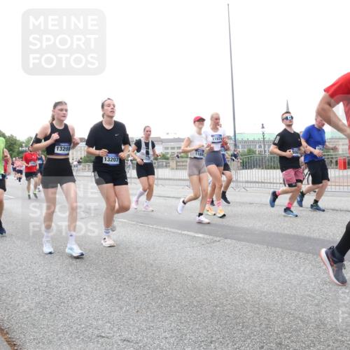 29.06.2025 - hella hamburg halbmarathon Lena Gebhardt http://msf.ph/oto/8421480 29.06.2025 10:52:36 Lombardsbrücke 17002, 13208, 11899, 13207, 11974, 9731, 1369, 1826, 2146, 2362, 2420, 2528, 2983, 3140, 3227, 3645, 4273, 4436, 4591, 4729, 4815, 5262, 5360, 6386, 6403, 6404, 6406, 6671, 6985, 7032, 7511, 7690, 7691, 7735, 7737, 7812, 8194, 8196, 8641, 9068, 9070, 9103, 9368, 9545, 9731, 10055, 10080, 10296, 10342, 10392, 10600, 10634, 10879, 10884, 10928, 10981, 11084, 11126, 11127, 11297, 11736, 11899, 11919, 11974, 12127, 12128, 12546, 12558, 12994, 14009 meine-sportfotos.de