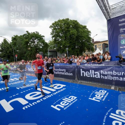 29.06.2025 - hella hamburg halbmarathon Zöllner http://msf.ph/oto/8421481 29.06.2025 10:53:47 Ziel 1422, 2058, 2082, 2518, 5399, 5607, 6877, 7177, 8285, 8335, 10529, 10895, 11588, 11589, 11604, 13865, 14702, 14818, 15061, 15441, 16092, 17482, 17740, 18143, 18249, 18514 meine-sportfotos.de