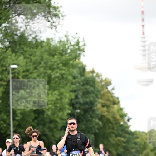 29.06.2025 - hella hamburg halbmarathon Dr. Thomas Lammeyer http://msf.ph/oto/8421487 29.06.2025 10:47:29 Kennedybrücke 1150, 1226, 1310, 1467, 2450, 2580, 2971, 3283, 3764, 4105, 4177, 4334, 4353, 4891, 4892, 5268, 5755, 6764, 7515, 7557, 8161, 8233, 8435, 9304, 10008, 10536, 10899 meine-sportfotos.de