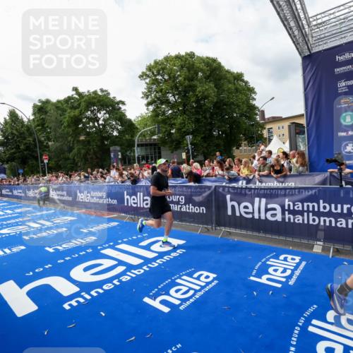 29.06.2025 - hella hamburg halbmarathon Zöllner http://msf.ph/oto/8421488 29.06.2025 10:31:58 Ziel 3935, 4129, 4698, 6619, 10927, 11199, 11929 meine-sportfotos.de