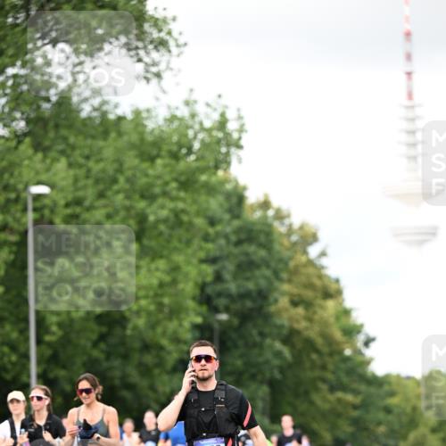 29.06.2025 - hella hamburg halbmarathon Dr. Thomas Lammeyer http://msf.ph/oto/8421491 29.06.2025 10:47:30 Kennedybrücke 1150, 1226, 1310, 1467, 2267, 2450, 2538, 2580, 2971, 3283, 3288, 3764, 4105, 4177, 4334, 4353, 4891, 4892, 5268, 5755, 7515, 7557, 8161, 8233, 8435, 9304, 10008, 10536, 10899 meine-sportfotos.de
