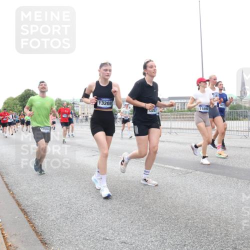 29.06.2025 - hella hamburg halbmarathon Lena Gebhardt http://msf.ph/oto/8421515 29.06.2025 10:52:37 Lombardsbrücke 17002, 13208, 11974, 9070, 15207, 11899, 1369, 1826, 2146, 2362, 2420, 2528, 2701, 2983, 3140, 3227, 3645, 4273, 4436, 4591, 4729, 4815, 5262, 5360, 6386, 6403, 6404, 6406, 6671, 6985, 7032, 7511, 7690, 7691, 7735, 7737, 7812, 8194, 8196, 8641, 9068, 9070, 9103, 9368, 9545, 9731, 10055, 10080, 10296, 10342, 10392, 10600, 10634, 10879, 10884, 10928, 10981, 11084, 11126, 11127, 11297, 11736, 11899, 11919, 11974, 12127, 12128, 12546, 12558, 12994, 14009 meine-sportfotos.de