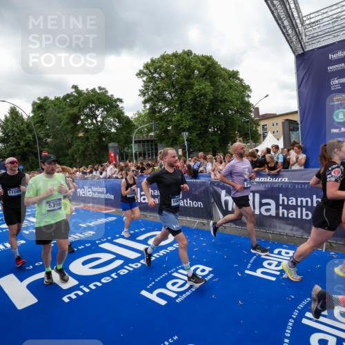 29.06.2025 - hella hamburg halbmarathon Zöllner http://msf.ph/oto/8421522 29.06.2025 10:53:47 Ziel 1422, 2058, 2082, 2518, 5399, 5607, 6877, 7177, 8285, 8335, 10529, 10895, 11588, 11589, 11604, 13865, 14702, 14818, 15061, 15441, 16092, 17482, 17740, 18143, 18249, 18514 meine-sportfotos.de