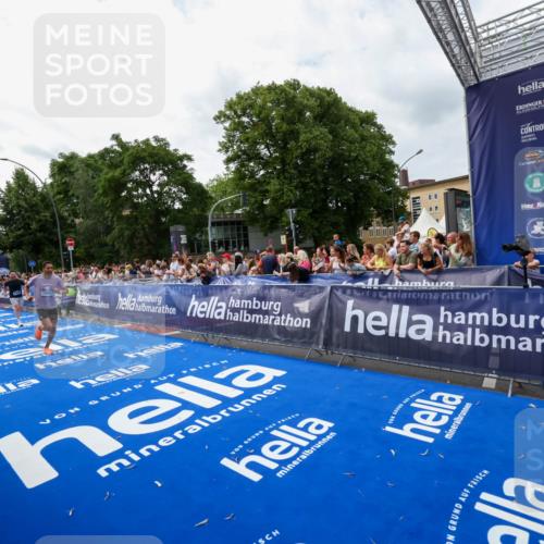 29.06.2025 - hella hamburg halbmarathon Zöllner http://msf.ph/oto/8421528 29.06.2025 10:32:00 Ziel 1407, 4129, 4698, 6619, 10927, 11199 meine-sportfotos.de
