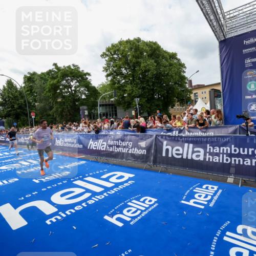 29.06.2025 - hella hamburg halbmarathon Zöllner http://msf.ph/oto/8421535 29.06.2025 10:32:00 Ziel 1407, 4129, 4698, 6619, 10927, 11199 meine-sportfotos.de
