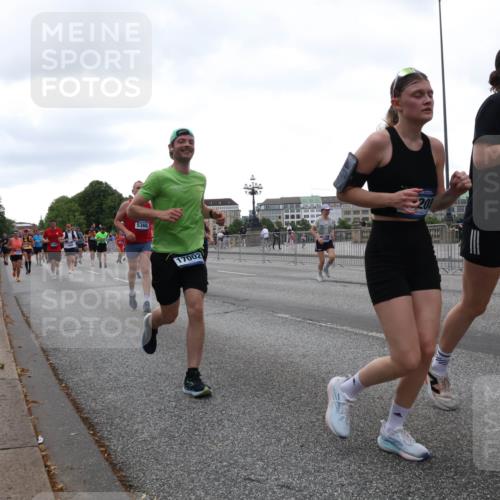 29.06.2025 - hella hamburg halbmarathon Lena Gebhardt http://msf.ph/oto/8421544 29.06.2025 10:52:37 Lombardsbrücke 5360, 17002, 20, 1320, 11899, 907, 1369, 1826, 2146, 2362, 2420, 2528, 2701, 2983, 3140, 3227, 3645, 4273, 4436, 4591, 4729, 4815, 5262, 5360, 6386, 6403, 6404, 6406, 6671, 6985, 7032, 7511, 7690, 7691, 7735, 7737, 7812, 8194, 8196, 8641, 9068, 9070, 9103, 9368, 9545, 9731, 10055, 10080, 10296, 10342, 10392, 10600, 10634, 10879, 10884, 10928, 10981, 11084, 11126, 11127, 11297, 11736, 11899, 11919, 11974, 12127, 12128, 12546, 12558, 12994, 14009 meine-sportfotos.de