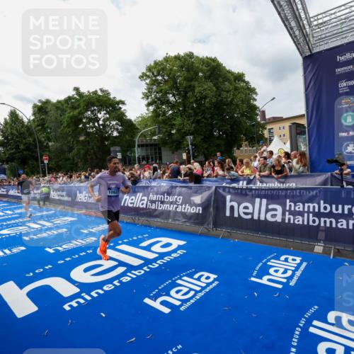 29.06.2025 - hella hamburg halbmarathon Zöllner http://msf.ph/oto/8421550 29.06.2025 10:32:01 Ziel 1407, 4129, 4698, 6619, 10927, 11199 meine-sportfotos.de