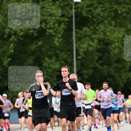 29.06.2025 - hella hamburg halbmarathon Dr. Thomas Lammeyer http://msf.ph/oto/8421579 29.06.2025 10:47:39 Kennedybrücke 1226, 1310, 1467, 1788, 2103, 2158, 2267, 2538, 2971, 3283, 3288, 3518, 3764, 4105, 4177, 4302, 4353, 4891, 5265, 5370, 5755, 7461, 7872, 8135, 8233, 8991, 9304, 9976, 10083, 10200, 10536 meine-sportfotos.de