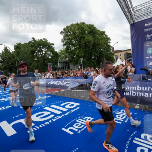 29.06.2025 - hella hamburg halbmarathon Zöllner http://msf.ph/oto/8421605 29.06.2025 10:53:50 Ziel 1422, 2082, 2518, 5607, 6260, 6877, 7177, 8285, 8335, 9922, 10529, 10891, 14026, 14702, 14818, 15502, 17482, 17740, 18249, 18487, 18514, 18759 meine-sportfotos.de