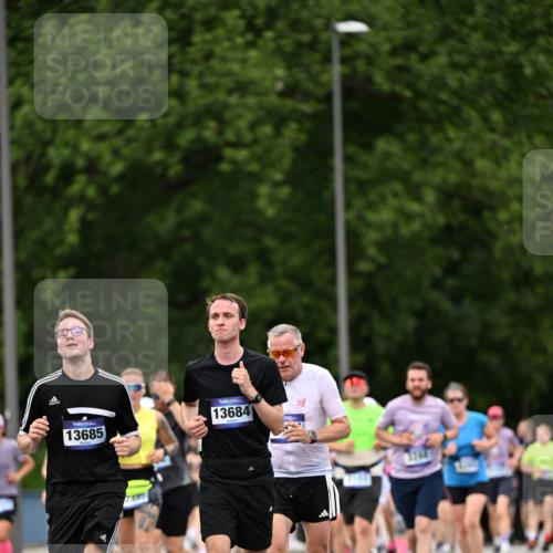 29.06.2025 - hella hamburg halbmarathon Dr. Thomas Lammeyer http://msf.ph/oto/8421606 29.06.2025 10:47:40 Kennedybrücke 1226, 1310, 1467, 1788, 1878, 2103, 2158, 2267, 2538, 2971, 3283, 3288, 3518, 3764, 4105, 4177, 4302, 4353, 5265, 5370, 5755, 7461, 7872, 8135, 8233, 8991, 9304, 9831, 9976, 10083, 10200, 10536 meine-sportfotos.de