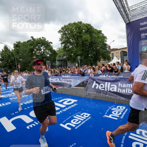 29.06.2025 - hella hamburg halbmarathon Zöllner http://msf.ph/oto/8421620 29.06.2025 10:53:51 Ziel 1422, 1706, 1870, 2082, 2518, 5607, 6260, 6877, 7177, 8285, 8335, 9922, 10529, 10891, 12413, 14026, 14702, 14818, 15502, 16538, 17740, 18249, 18418, 18487, 18514, 18759, 18915, 19177 meine-sportfotos.de
