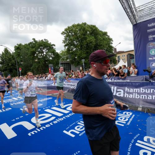 29.06.2025 - hella hamburg halbmarathon Zöllner http://msf.ph/oto/8421632 29.06.2025 10:53:51 Ziel 1422, 1706, 1870, 2082, 2518, 5607, 6260, 6877, 7177, 8285, 8335, 9922, 10529, 10891, 12413, 14026, 14702, 14818, 15502, 16538, 17740, 18249, 18418, 18487, 18514, 18759, 18915, 19177 meine-sportfotos.de