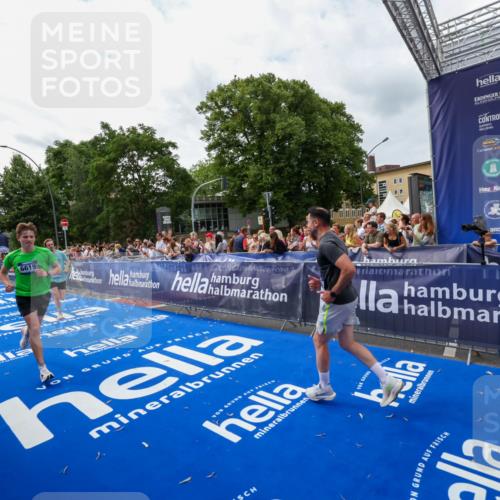 29.06.2025 - hella hamburg halbmarathon Zöllner http://msf.ph/oto/8421642 29.06.2025 10:32:03 Ziel 1407, 4129, 4698, 6619, 11150, 11199, 11370 meine-sportfotos.de
