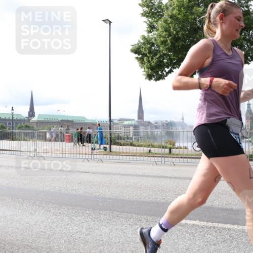 29.06.2025 - hella hamburg halbmarathon Lena Gebhardt http://msf.ph/oto/8421656 29.06.2025 10:27:47 Lombardsbrücke 1148, 2080, 3389, 4372, 5177, 5285, 5825, 5847, 6214, 6632, 7497, 7764, 7978, 8085, 9567, 9688, 10158, 10412, 10413, 11256, 11692, 11739, 12500, 12780, 12823, 12842, 13043, 13678, 13860, 14206, 15607, 15608, 16569, 16804, 16838, 17427, 17791, 18012, 18097, 18301, 18626, 18766 meine-sportfotos.de