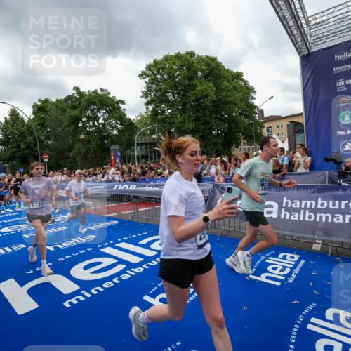 29.06.2025 - hella hamburg halbmarathon Zöllner http://msf.ph/oto/8421663 29.06.2025 10:53:52 Ziel 1422, 1706, 1870, 2518, 5607, 6260, 6877, 7177, 8285, 8335, 9922, 10529, 10891, 12413, 14026, 14818, 15502, 16538, 17740, 18249, 18418, 18487, 18759, 18915, 19177 meine-sportfotos.de