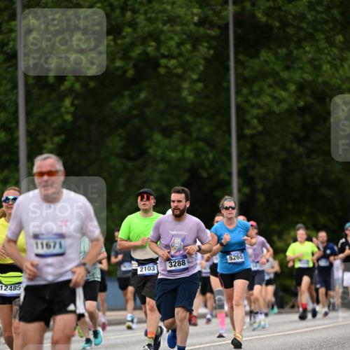 29.06.2025 - hella hamburg halbmarathon Dr. Thomas Lammeyer http://msf.ph/oto/8421673 29.06.2025 10:47:42 Kennedybrücke 1226, 1310, 1467, 1788, 1878, 2103, 2158, 2267, 2538, 2971, 3283, 3288, 3518, 3764, 4105, 4177, 4302, 4353, 5265, 5370, 5755, 7461, 7872, 8135, 8233, 8991, 9831, 9976, 10083, 10200, 10536 meine-sportfotos.de