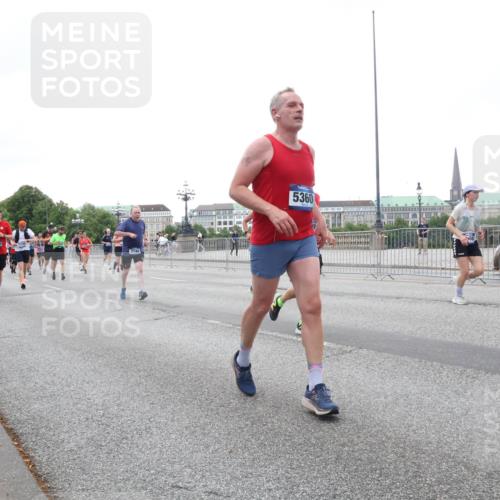 29.06.2025 - hella hamburg halbmarathon Lena Gebhardt http://msf.ph/oto/8421707 29.06.2025 10:52:39 Lombardsbrücke 3140, 5360, 1369, 1826, 2146, 2362, 2420, 2528, 2701, 2983, 3140, 3227, 3645, 4436, 4591, 4729, 4815, 5262, 5360, 6386, 6403, 6404, 6406, 6671, 7032, 7511, 7690, 7691, 7735, 7737, 7812, 8194, 8196, 8641, 9068, 9070, 9103, 9368, 9545, 9731, 10055, 10080, 10296, 10342, 10392, 10600, 10634, 10879, 10884, 10928, 10981, 11084, 11126, 11127, 11297, 11736, 11899, 11919, 11974, 12127, 12128, 12546, 12558, 12994, 14009 meine-sportfotos.de