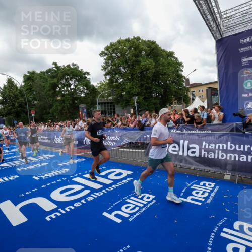 29.06.2025 - hella hamburg halbmarathon Zöllner http://msf.ph/oto/8421716 29.06.2025 10:53:53 Ziel 1422, 1706, 1870, 5607, 6260, 6877, 7177, 7395, 8285, 8335, 9922, 10529, 10891, 12413, 14026, 15502, 16538, 17740, 18249, 18418, 18487, 18759, 18831, 18915, 19177 meine-sportfotos.de