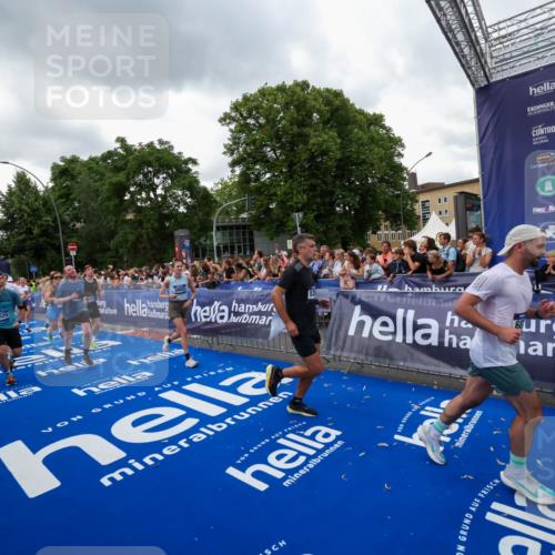 29.06.2025 - hella hamburg halbmarathon Zöllner http://msf.ph/oto/8421725 29.06.2025 10:53:53 Ziel 1422, 1706, 1870, 5607, 6260, 6877, 7177, 7395, 8285, 8335, 9922, 10529, 10891, 12413, 14026, 15502, 16538, 17740, 18249, 18418, 18487, 18759, 18831, 18915, 19177 meine-sportfotos.de