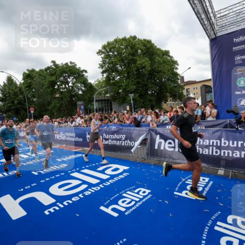 29.06.2025 - hella hamburg halbmarathon Zöllner http://msf.ph/oto/8421736 29.06.2025 10:53:54 Ziel 1422, 1706, 1870, 5607, 6260, 6877, 7177, 7395, 7973, 8285, 9922, 10529, 10891, 12413, 14026, 15502, 16477, 16538, 17740, 18249, 18418, 18487, 18759, 18831, 18915, 19177 meine-sportfotos.de