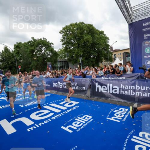 29.06.2025 - hella hamburg halbmarathon Zöllner http://msf.ph/oto/8421752 29.06.2025 10:53:54 Ziel 1422, 1706, 1870, 5607, 6260, 6877, 7177, 7395, 7973, 8285, 9922, 10529, 10891, 12413, 14026, 15502, 16477, 16538, 17740, 18249, 18418, 18487, 18759, 18831, 18915, 19177 meine-sportfotos.de