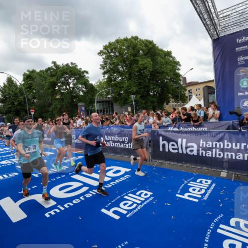 29.06.2025 - hella hamburg halbmarathon Zöllner http://msf.ph/oto/8421766 29.06.2025 10:53:54 Ziel 1422, 1706, 1870, 5607, 6260, 6877, 7177, 7395, 7973, 8285, 9922, 10529, 10891, 12413, 14026, 15502, 16477, 16538, 17740, 18249, 18418, 18487, 18759, 18831, 18915, 19177 meine-sportfotos.de