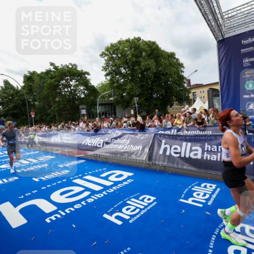 29.06.2025 - hella hamburg halbmarathon Zöllner http://msf.ph/oto/8421776 29.06.2025 10:32:07 Ziel 1407, 1686, 4129, 11150, 11370, 16505, 16736 meine-sportfotos.de