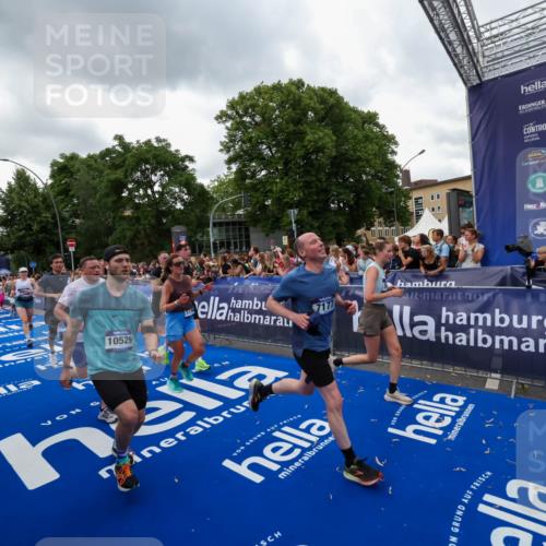 29.06.2025 - hella hamburg halbmarathon Zöllner http://msf.ph/oto/8421780 29.06.2025 10:53:54 Ziel 1422, 1706, 1870, 5607, 6260, 6877, 7177, 7395, 7973, 8285, 9922, 10529, 10891, 12413, 14026, 15502, 16477, 16538, 17740, 18249, 18418, 18487, 18759, 18831, 18915, 19177 meine-sportfotos.de