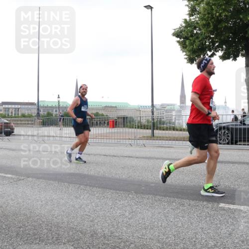 29.06.2025 - hella hamburg halbmarathon Lena Gebhardt http://msf.ph/oto/8421805 29.06.2025 10:52:41 Lombardsbrücke 3140, 1369, 1826, 2146, 2362, 2420, 2528, 2701, 2983, 2988, 3140, 3227, 3645, 3787, 4591, 4729, 4815, 5262, 5360, 6386, 6403, 6404, 6406, 6671, 7032, 7511, 7690, 7691, 7735, 7737, 7812, 8641, 9068, 9070, 9103, 9368, 9545, 9731, 10055, 10080, 10296, 10392, 10417, 10568, 10600, 10634, 10879, 10884, 10928, 10981, 11084, 11297, 11736, 11899, 11919, 11974, 12127, 12128, 12546, 12558, 12994, 14009, 14765, 14807 meine-sportfotos.de